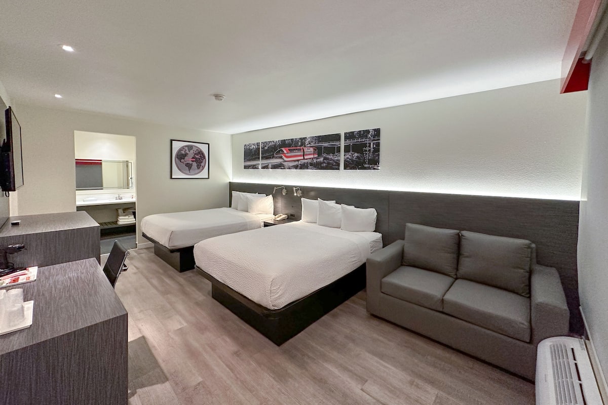 Room, Non Smoking (2 Queen Beds & 1 Sofa Bed)