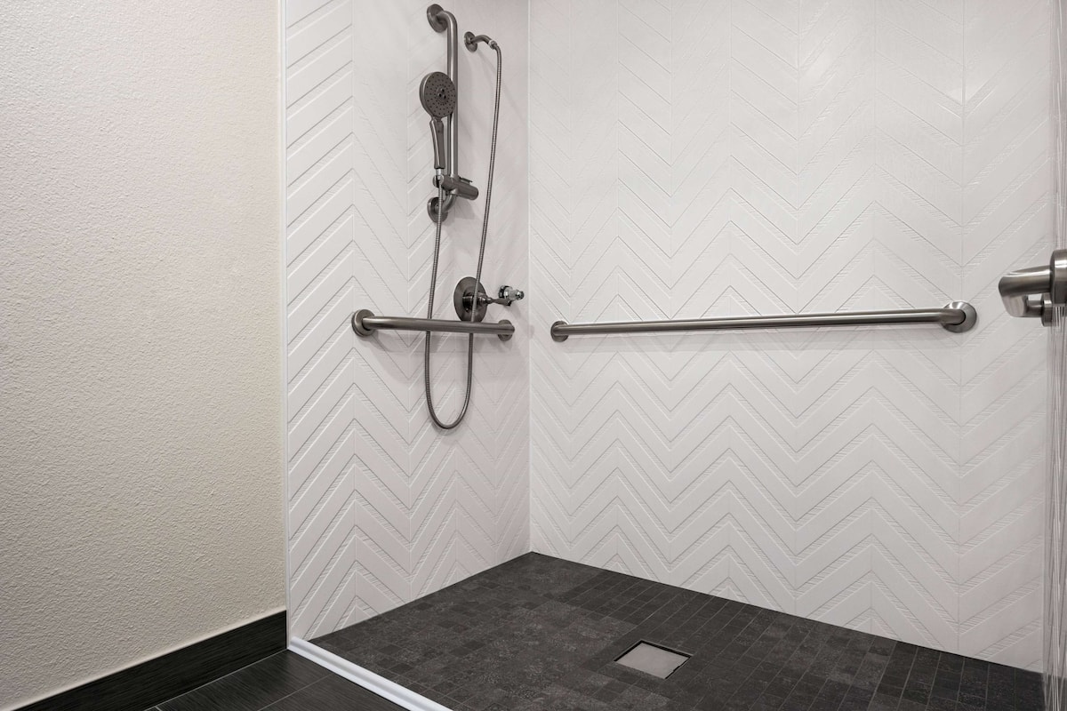 Room, 1 King Bed, Accessible, Non Smoking (Roll-In Shower) | Accessible bathroom