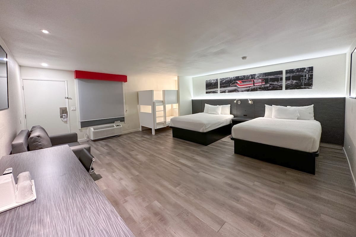 Room, Non Smoking (2 Queen Beds & 1 Bunk Bed)