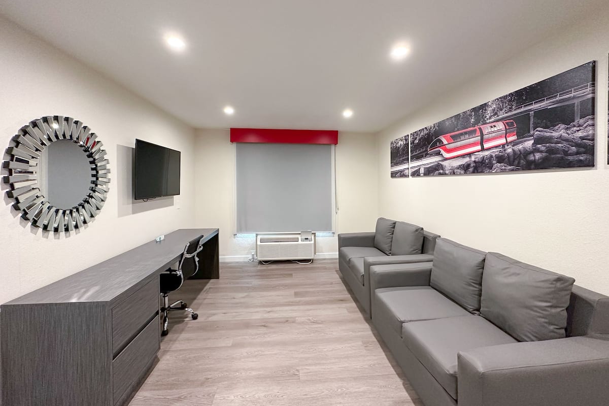 Family Suite, 1 Bedroom, Non Smoking (1 Queen Bed & 1 Bunk Bed)