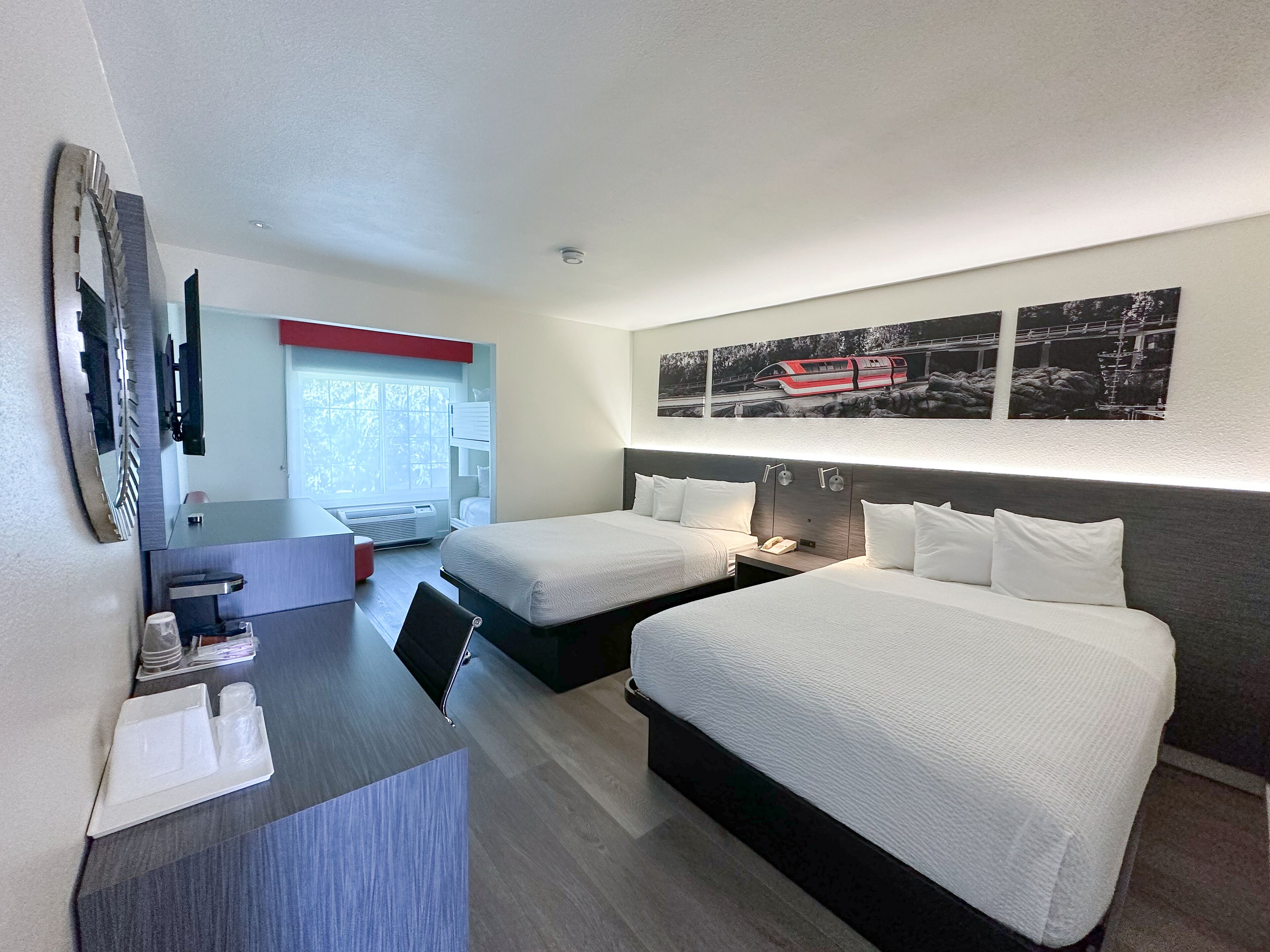 Suite junior, para no fumadores (2 Queen Beds & 1 Bunk Bed) | Escritorio y espacio para trabajar con laptop 