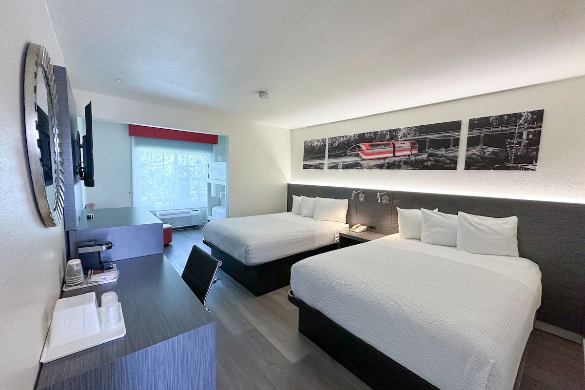 Junior Suite, Non Smoking (2 Queen Beds & 1 Bunk Bed)