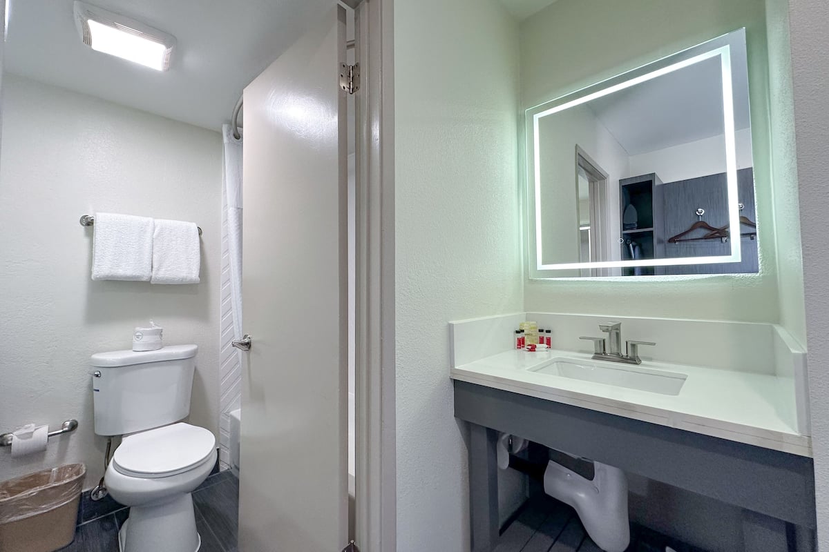 Junior Suite, Non Smoking (2 Queen Beds & 1 Bunk Bed) | Bathroom