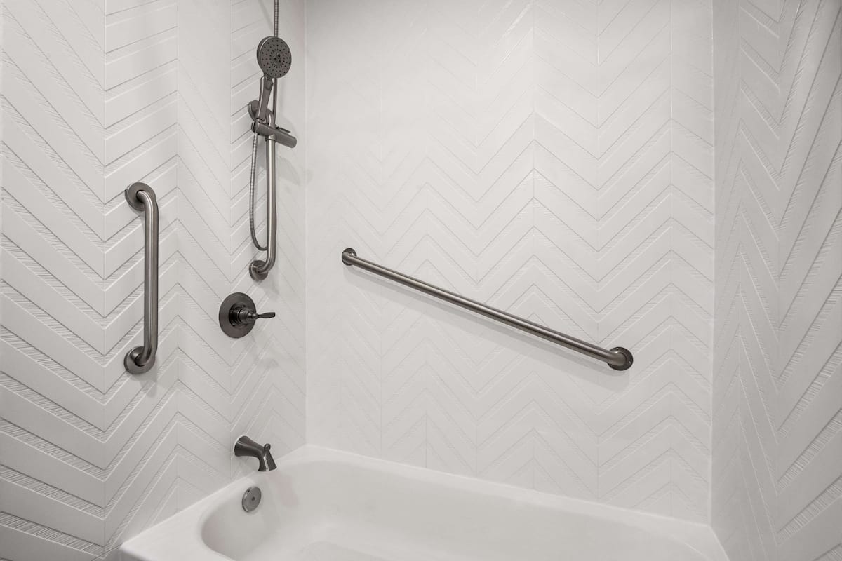 Room, 2 Queen Beds, Accessible, Non Smoking (Tub with Grab Bars) | Accessible bathroom