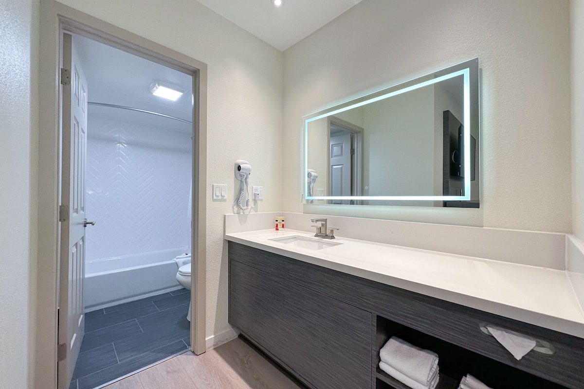 Family Suite, 2 Bedrooms, Non Smoking (1 King, 1 Queen and 1 Bunk Bed) | Bathroom