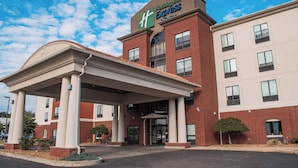 Edificio de Holiday Inn Express con entrada cubierta y varias ventanas.