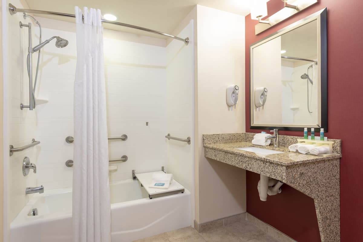 Combined shower/tub, free toiletries, hair dryer, towels