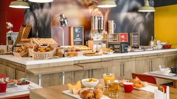 Petit déjeuner buffet (13.90 EUR par personne)