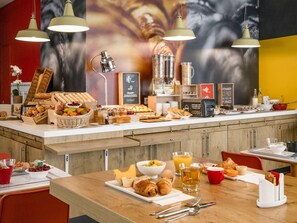 Se ofrece un desayuno bufé (13.90 EUR por persona)