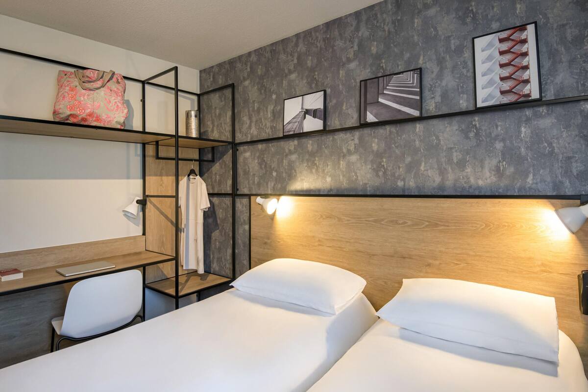 standard room, 2 single beds | in-room safe, individually decorated, desk, blackout curtains