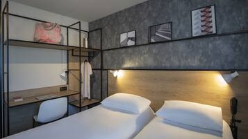 Habitación estándar, 2 camas individuales | Caja de seguridad en la habitación y decoración personalizada