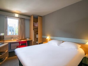 Caja fuerte, decoración individual, escritorio y cortinas opacas