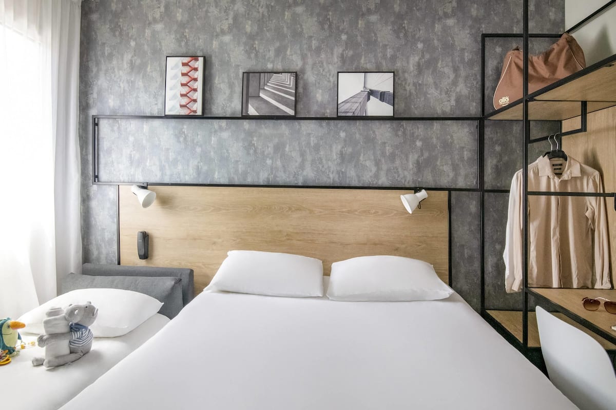 double room, multiple beds | exterior