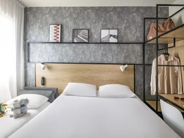 Quarto casal, várias camas | Cofres nos quartos, individualmente decorados, escrivaninha