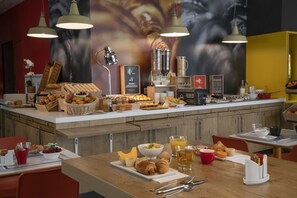 Dagelijks ontbijtbuffet (EUR 13.90 per persoon)