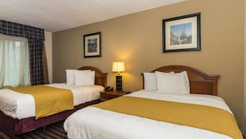 Rom – standard, 2 queensize-senger | Skrivebord, skrivebord for bærbar PC og blendingsgardiner