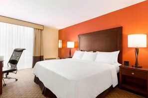 Caja fuerte, escritorio, cortinas opacas y tabla de planchar con plancha