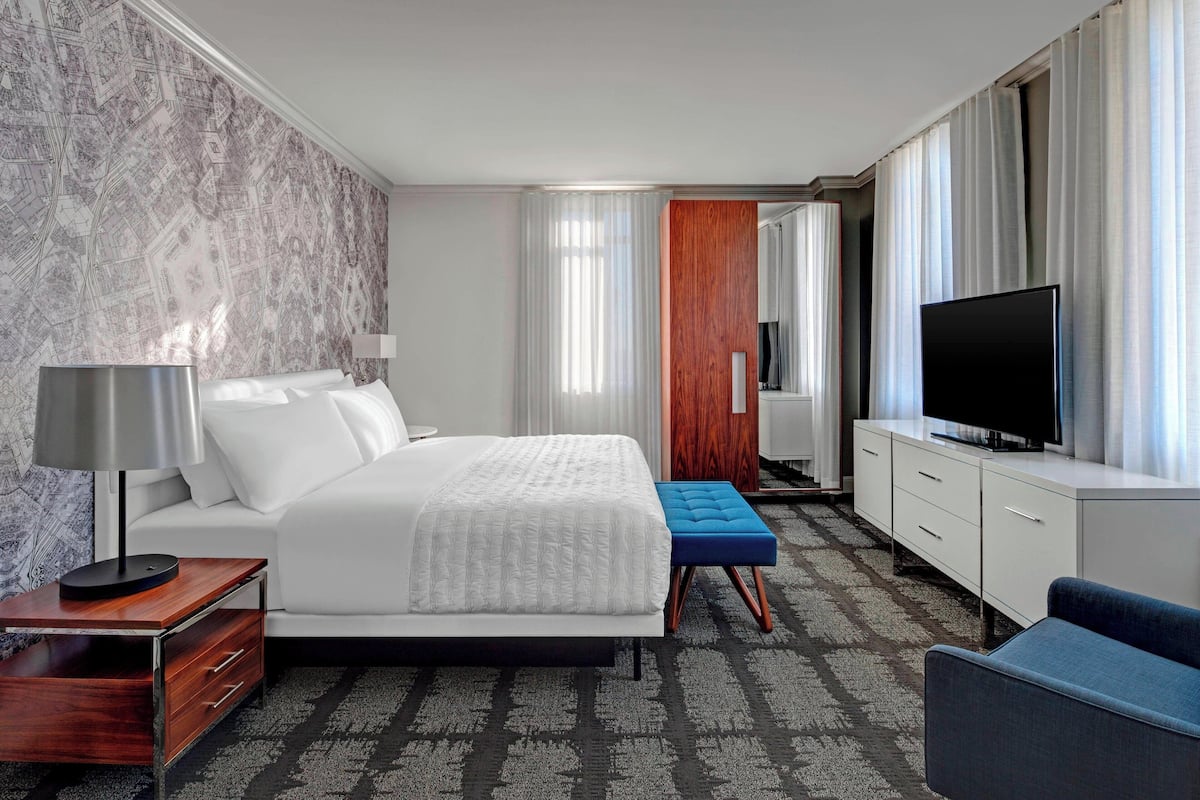 Hypo-allergenic bedding, down duvets, in-room safe, desk