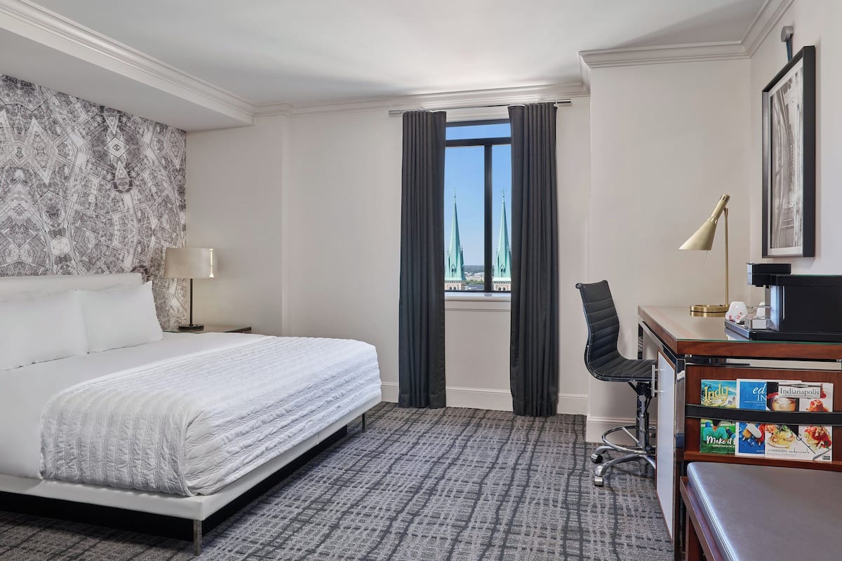 Hypo-allergenic bedding, down comforters, in-room safe, desk