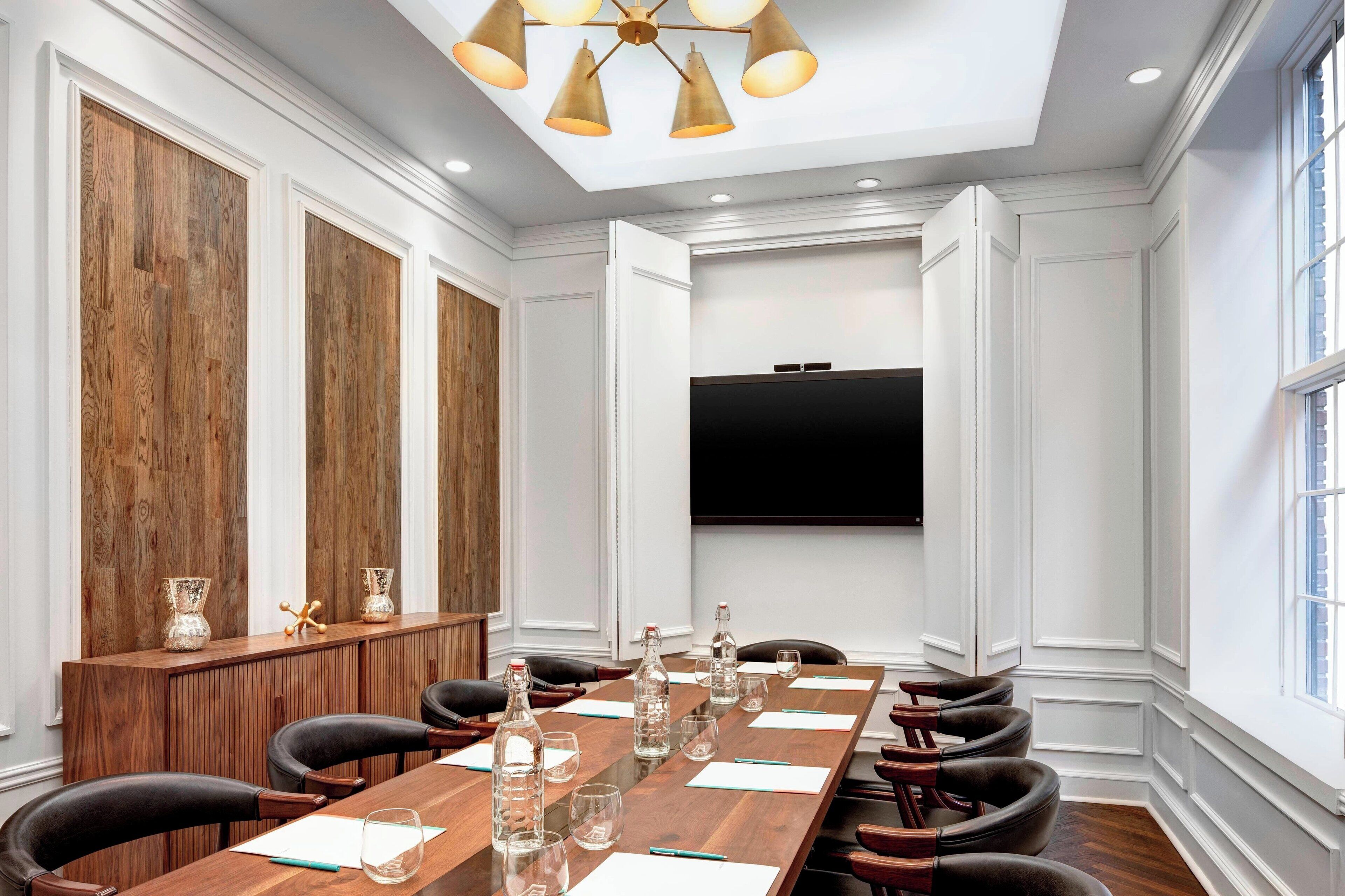 breakfast, lunch, dinner served; american cuisine