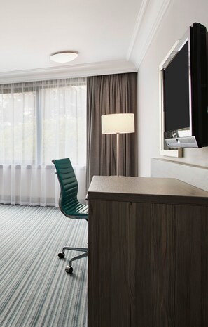 Bureau, fer et planche à repasser, accès au Wi-Fi (inclus)