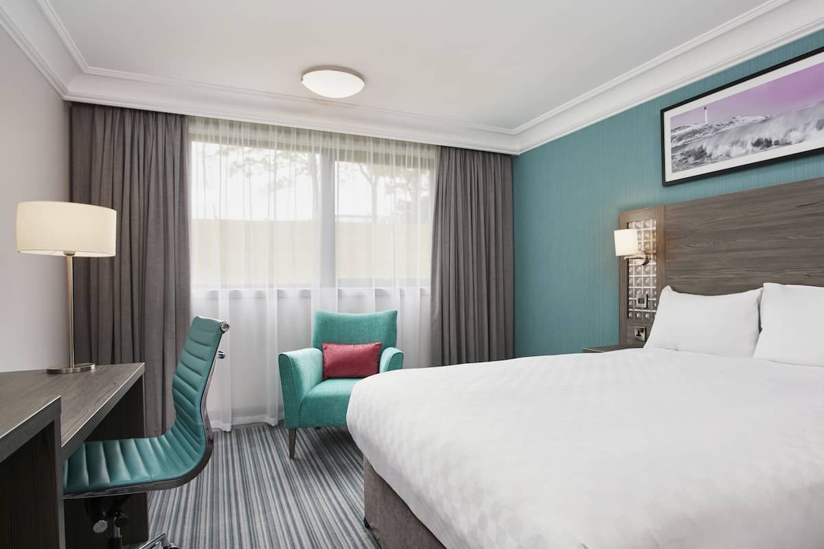 Desk, iron/ironing board (on request), WiFi (free), bed sheets