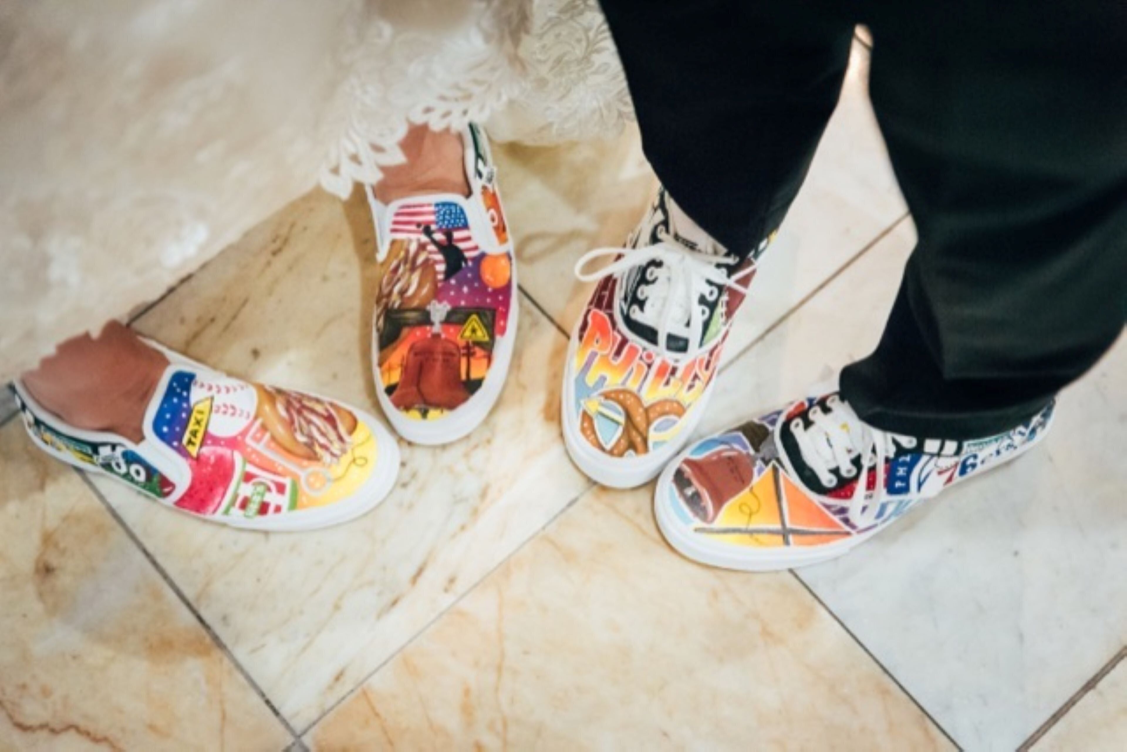 Une paire de baskets colorées, avec différents motifs et du texte imprimé sur la semelle.