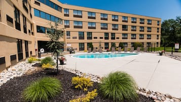 Outdoor pool, pool loungers