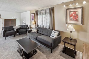 Familiehus, 3 soverom | Oppholdsområde | En 40-tommers TV med kabel-kanaler