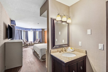 Executive King | 3 bedrooms, blackout drapes, free WiFi, bed sheets. Hotel Seward