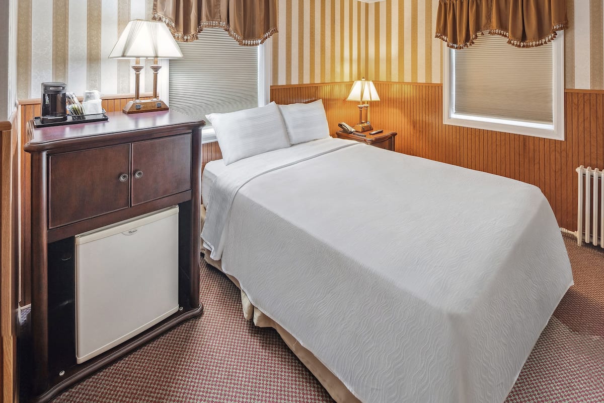 3 Schlafzimmer, hochwertige Bettwaren, Daunenbettdecken