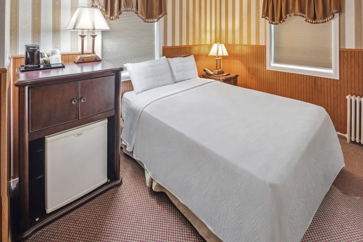 3 bedrooms, blackout drapes, free WiFi, bed sheets