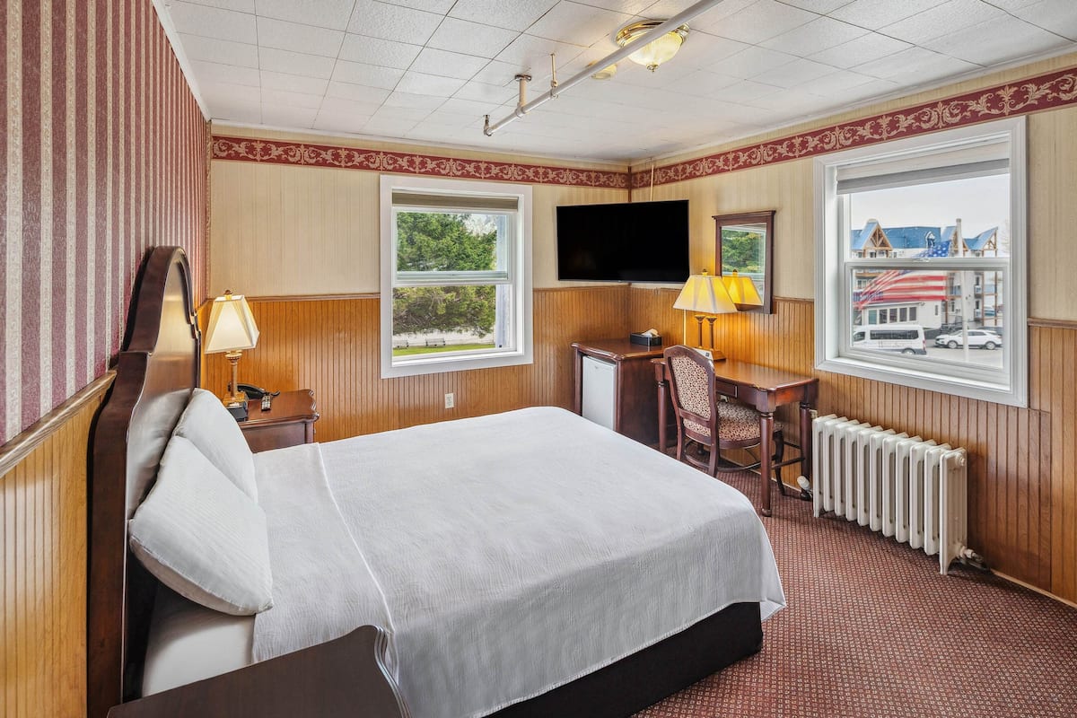 Historic Queen w/ Shared Bathroom, No Elevator | 3 bedrooms, blackout drapes, free WiFi, bed sheets