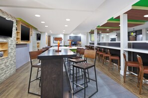 朝食 (ビュッフェ)、毎日提供 (無料)