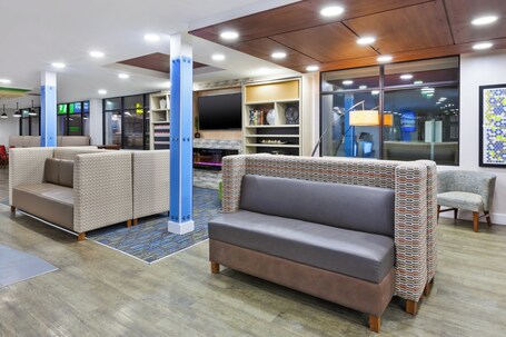 Holiday Inn Express Winnipeg Airport Polo Park, an IHG Hotel - Image 2
