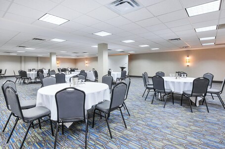 Holiday Inn Express Winnipeg Airport Polo Park, an IHG Hotel - Image 13
