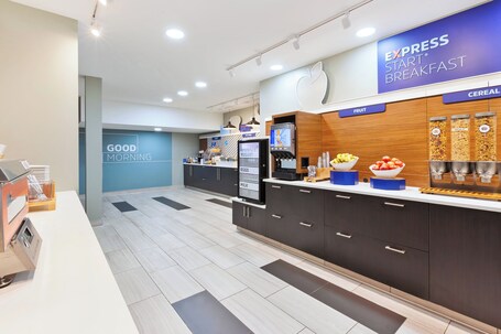 Holiday Inn Express Winnipeg Airport Polo Park, an IHG Hotel - Image 22