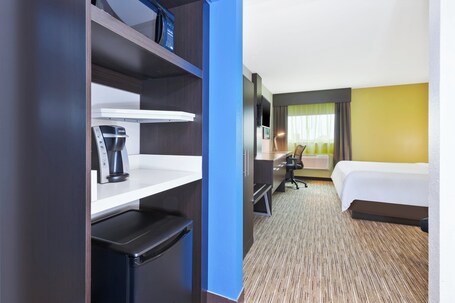 Holiday Inn Express Winnipeg Airport Polo Park, an IHG Hotel - Image 26