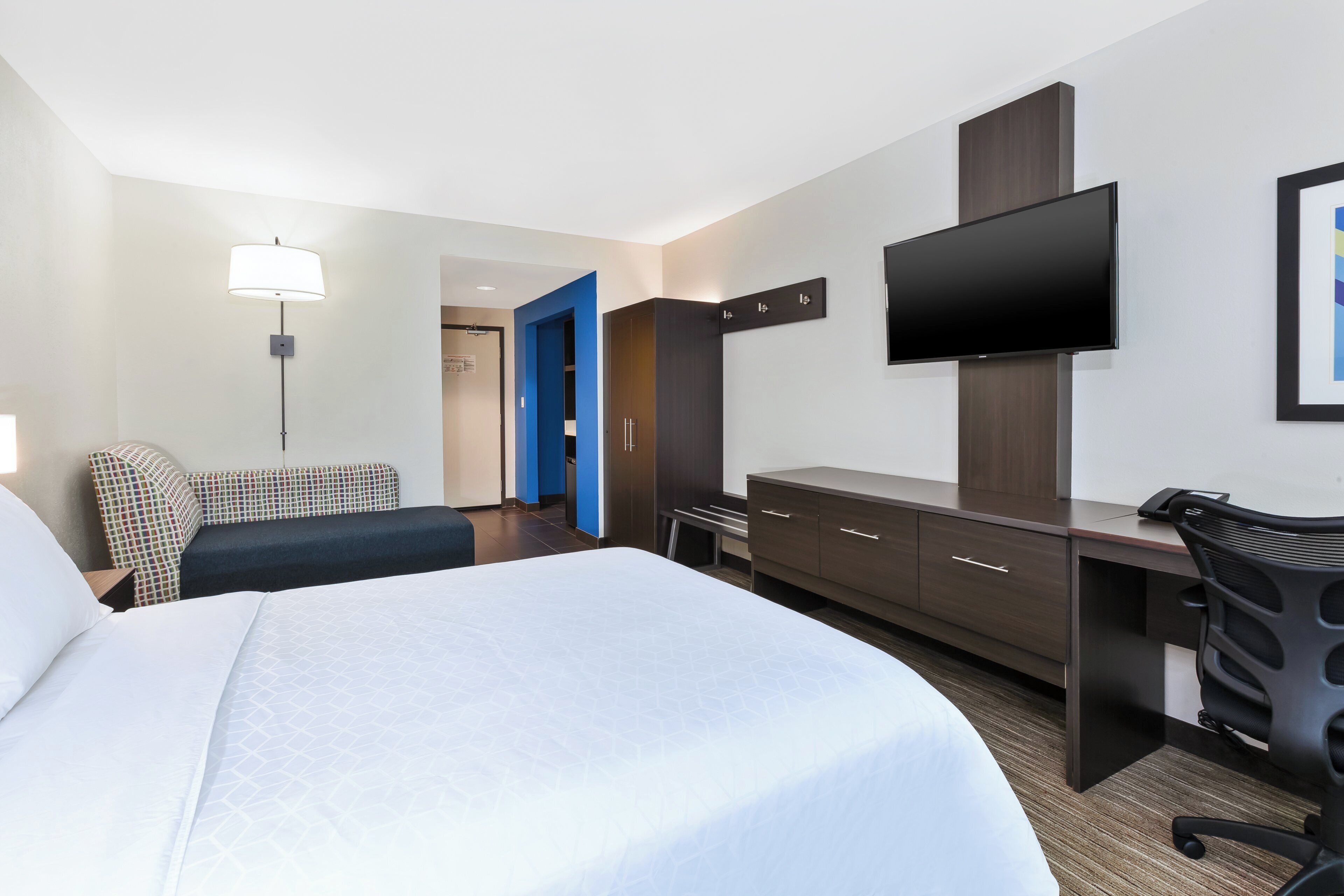 standard room, 1 queen bed | 1 bedroom, premium bedding, pillow-top beds, in-room safe