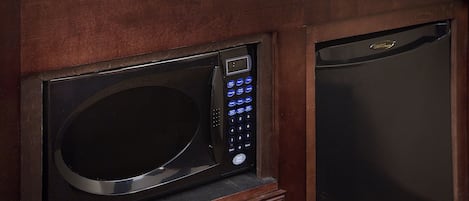 Una cocina equipada con microondas, horno y fregadero.