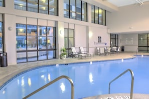 Indoor pool - Embassy Suites by Hilton Indianapolis North (Indianapolis)