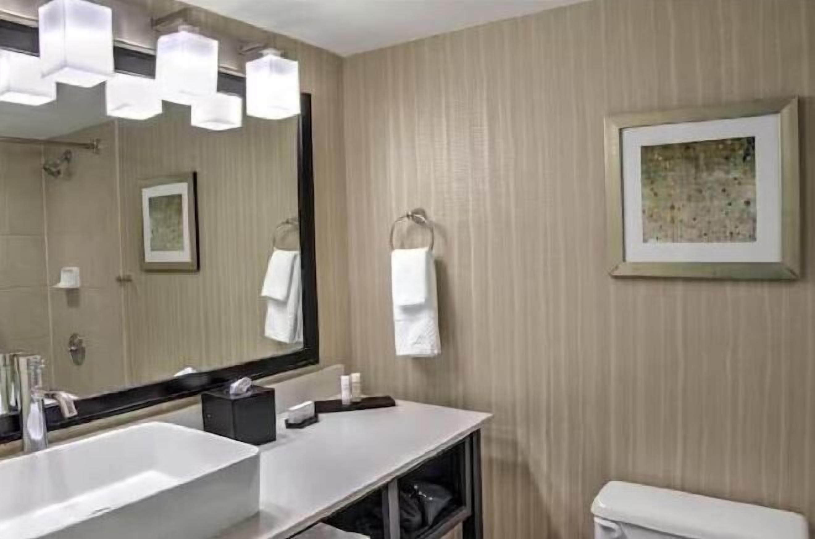 Kylpyhuone | Suihkun ja ammeen yhdistelmä, ympäristöystävälliset hygieniatuotteet