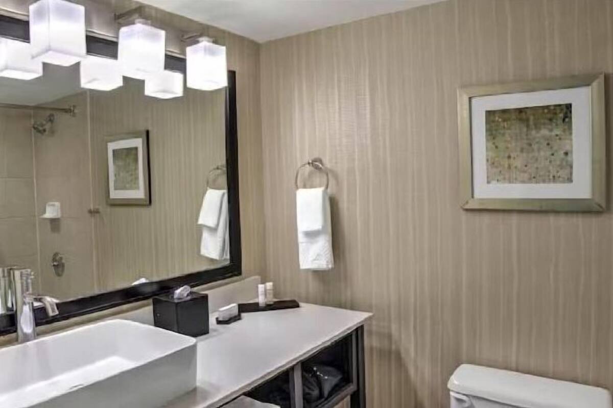 Bathroom | Combined shower/bathtub, eco-friendly toiletries, hair dryer, towels