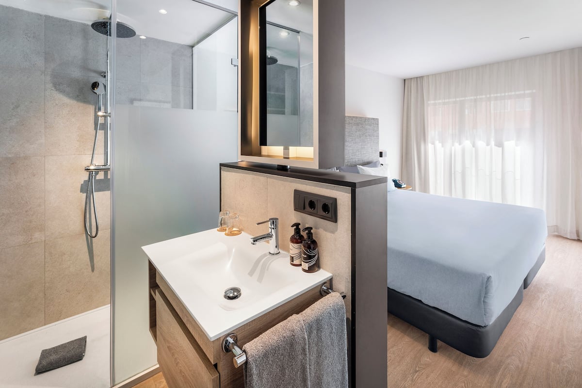 innside, room, city view | bathroom | free toiletries, hair dryer, towels