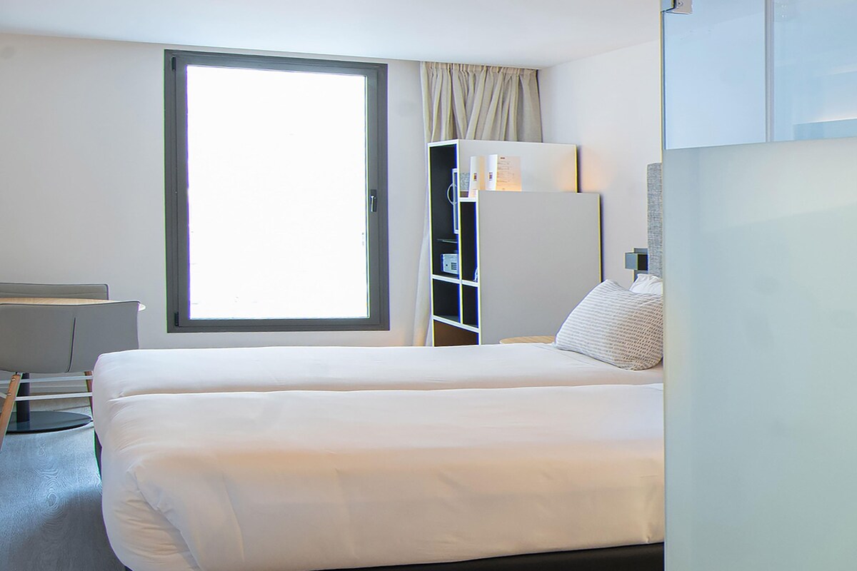 Bộ đồ giường cao cấp, minibar với thức ăn, đồ uống miễn phí 