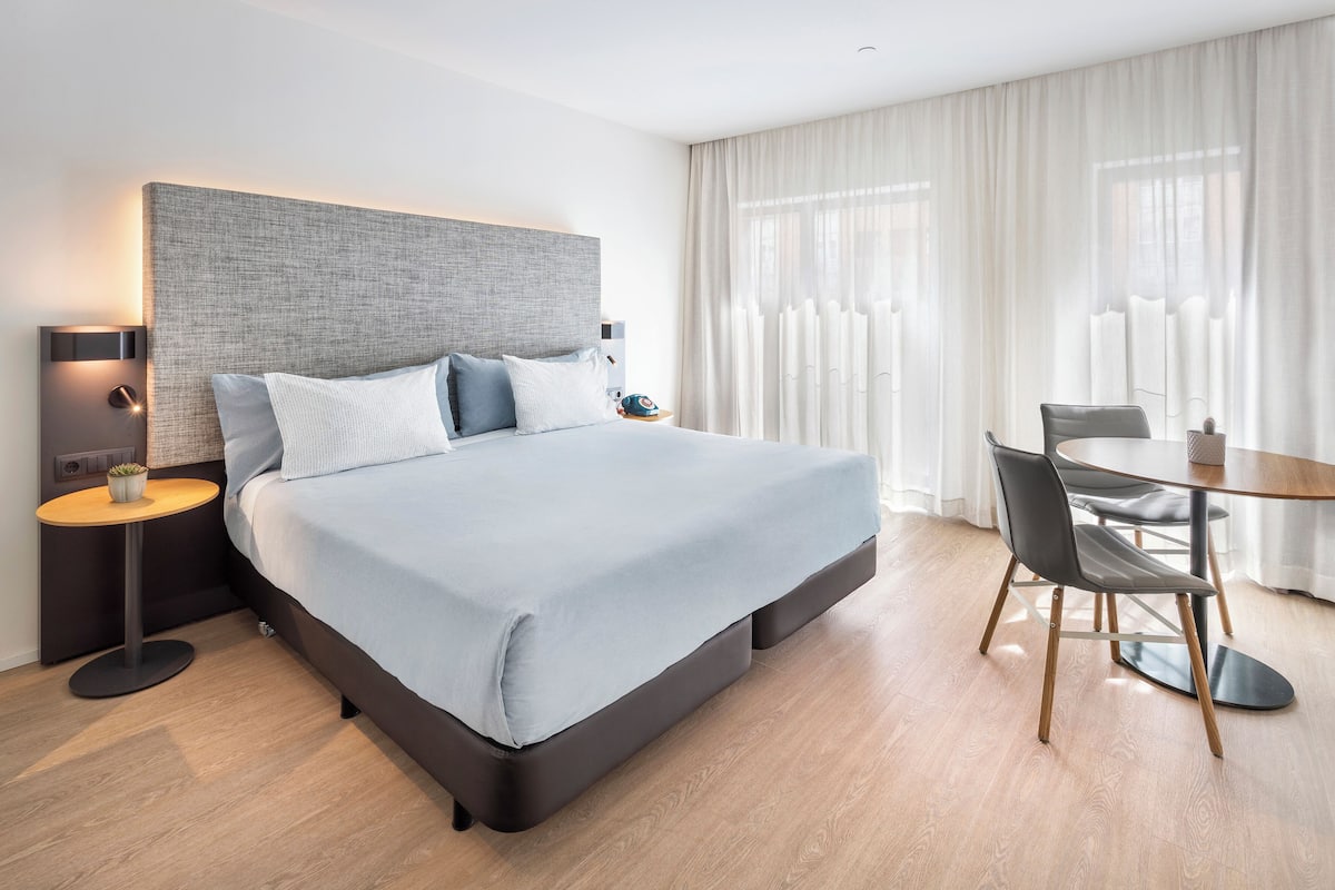 Innside - Rum - utsikt mot staden | Sängtillbehör av högsta kvalitet och minibar med vissa gratis produkter