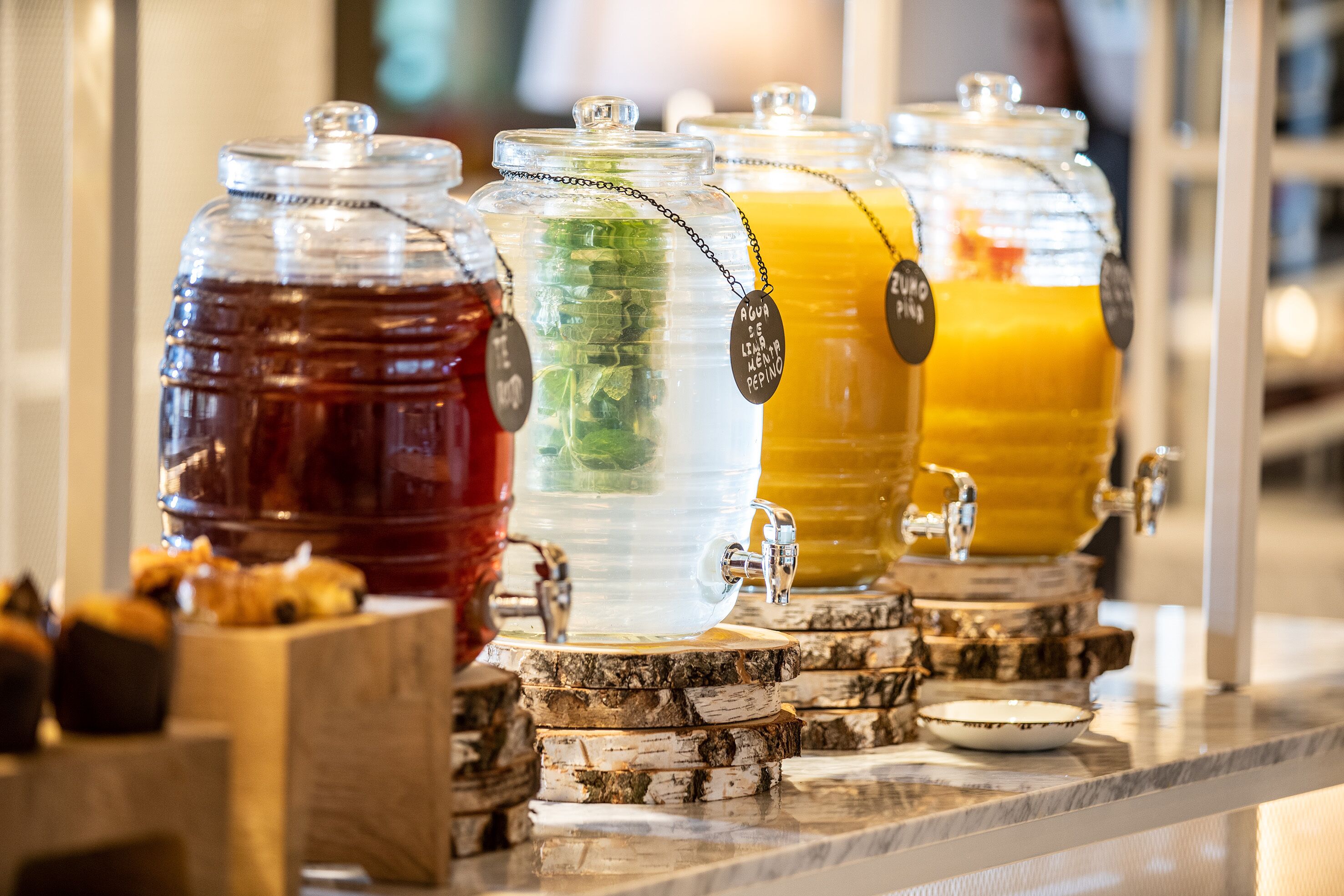 Een drankstation met meerdere tappunten, elk voorzien van een andere drank.