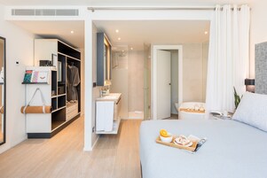 Loft | Premium bedding, free minibar items, in-room safe, desk