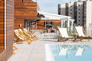 Piscine extérieure (ouverte en saison), parasols de plage