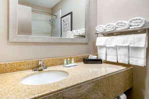 Standard King Non Smoking | Bathroom | Combined shower/bathtub, free toiletries, hair dryer, towels